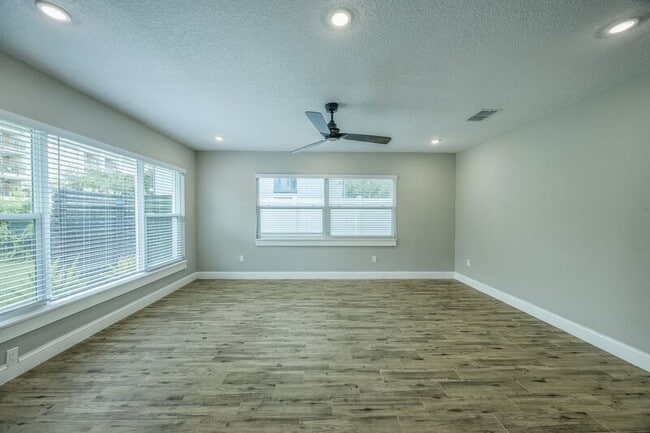 Building Photo - 843 W Swoope Ave