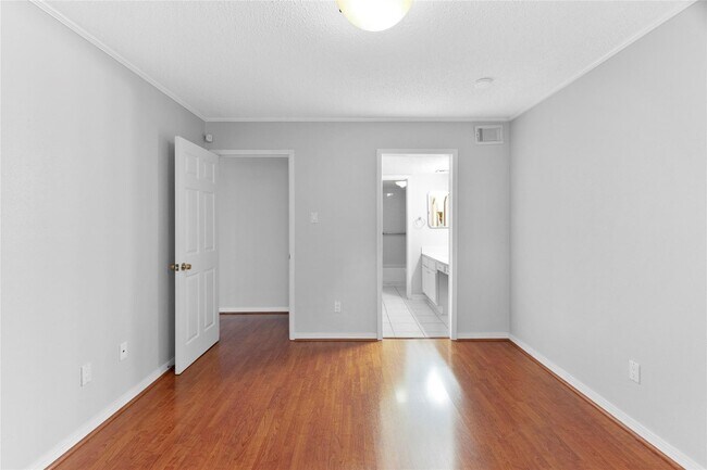 Building Photo - 2800 Jeanetta St