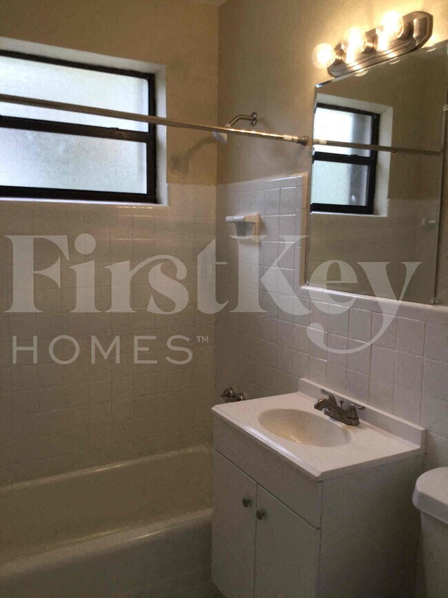 Building Photo - 1121 NW 23rd Terrace