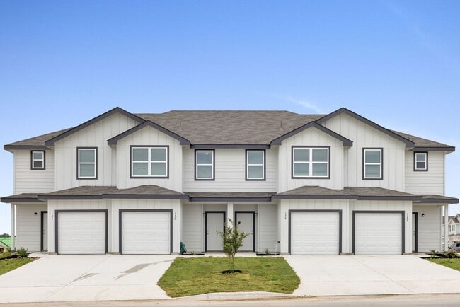 Building Photo - Move-In Ready Duplex – 3 Beds, 2.5 Baths, Private Yard