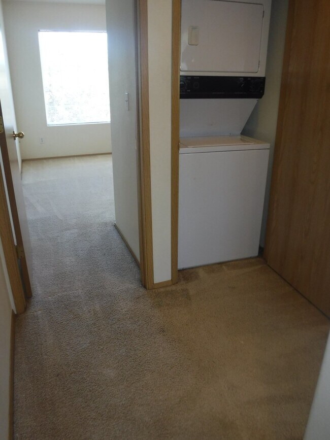Building Photo - NE Bend 2 Bed/2.5 Bath Near St. Charles - ...