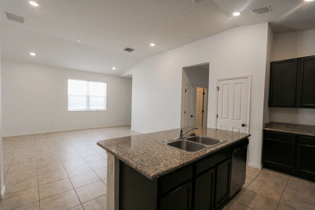 Building Photo - Stunning 3-Bedroom Retreat with 2 Full Bat...