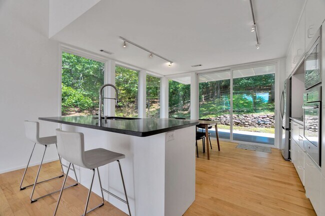 Building Photo - 1124 Heath Dr