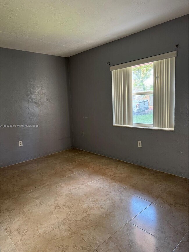 Building Photo - 6027 SW 36th Ct