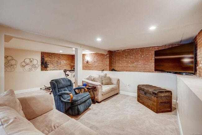 Building Photo - High End Remodel Near RiNo