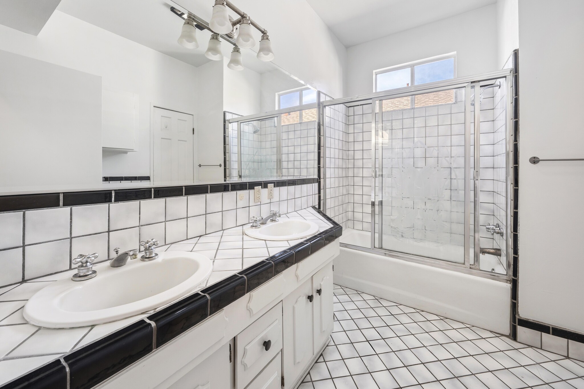 Building Photo - 166 N Arnaz Dr