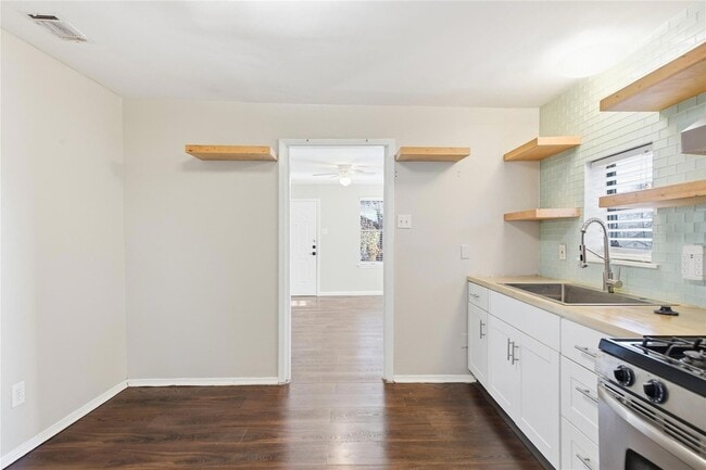 Building Photo - 2308 E 10th St