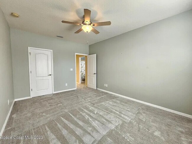 Building Photo - 927 Ocaso Ln