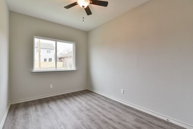 Building Photo - Fort Worth Duplex NOW LEASING for a June M...