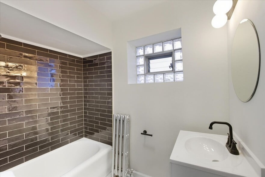 Building Photo - 5505 W Melrose St