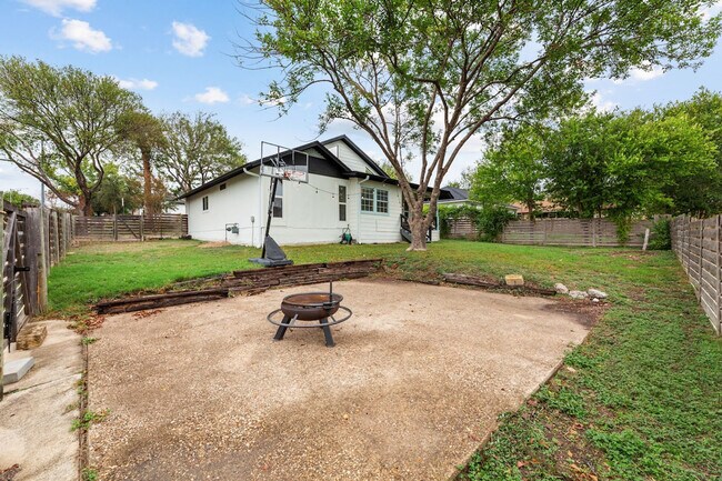 Building Photo - 4901 Howden Cir