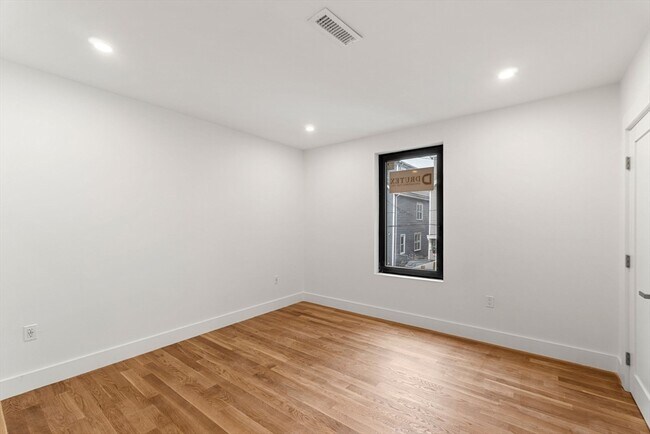 Building Photo - 6 Devine Wy