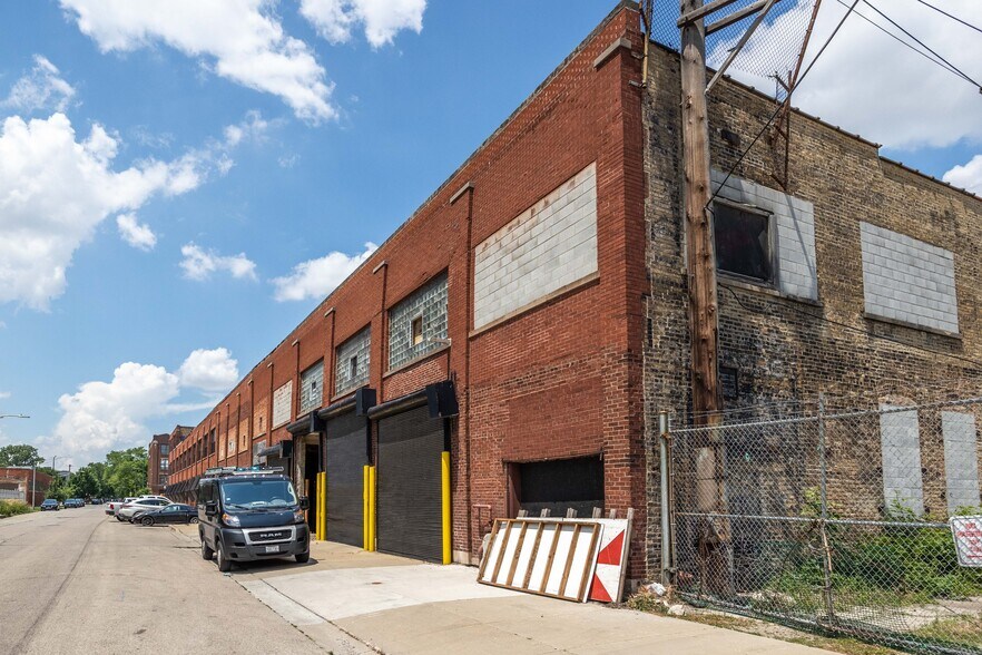 Building Photo - 3124 W Carroll Ave