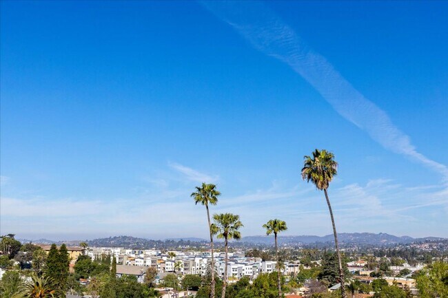 Building Photo - Escondido 2 bed 2.5 bath condo for lease