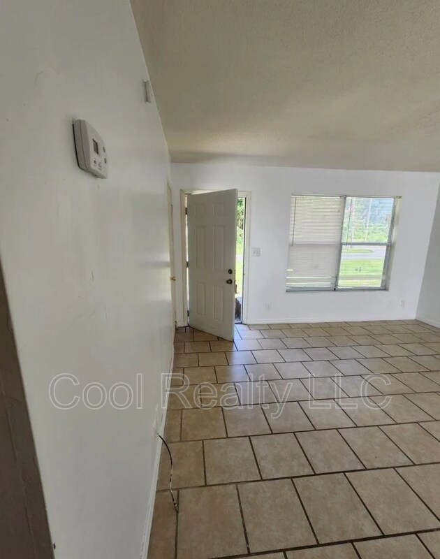 Building Photo - 227 SE Colburn Ave