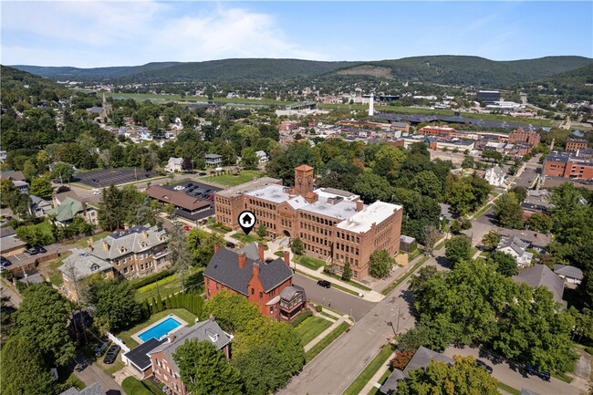 Primary Photo - 201 Pine St
