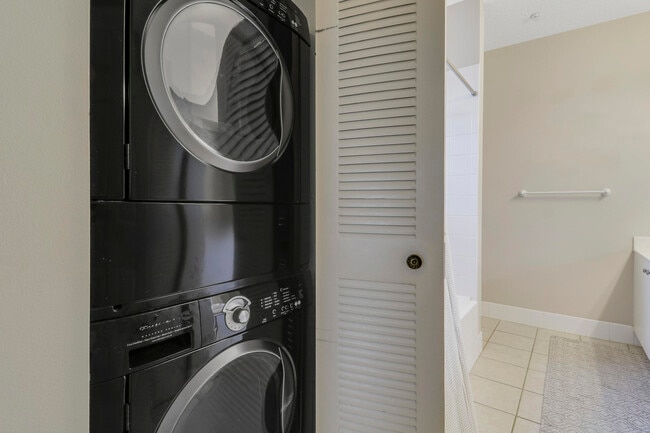 Building Photo - 1152 University Blvd