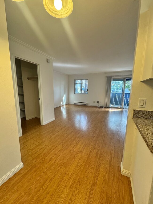 Building Photo - Top-Floor Studio at Peninsula Place - San ...