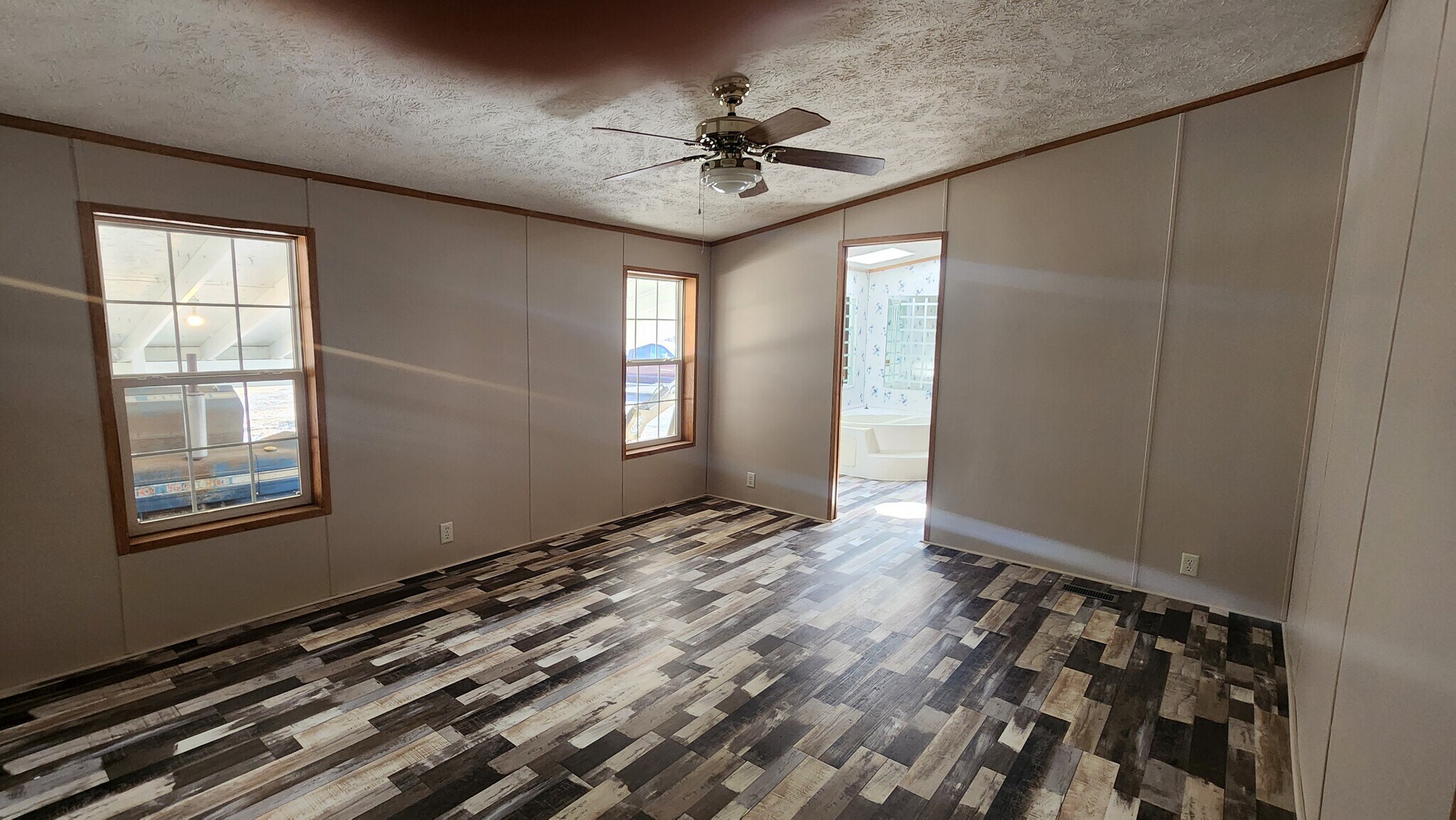 Building Photo - 433 N Crotty Ln