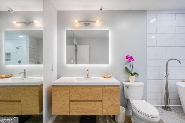 Building Photo - 174 Chester Ave SE