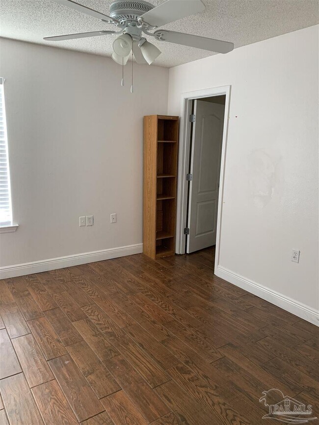 Building Photo - 8949 Camelot Pl