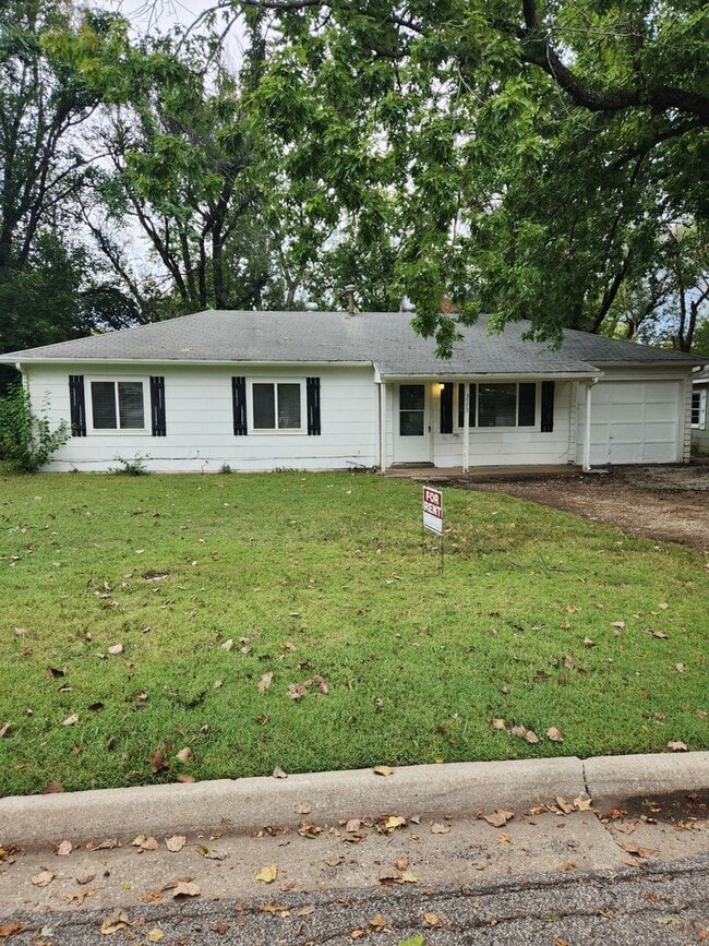 Building Photo - 3 BEDROOM 1 FULL BATH HOME WITH SINGLE GARAGE