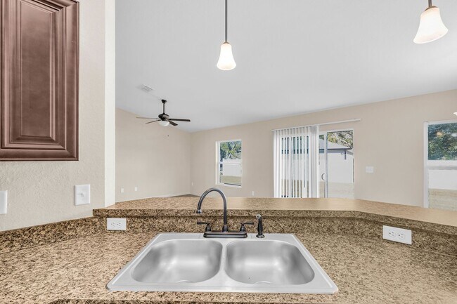 Building Photo - Large 4 Bedroom Rental!