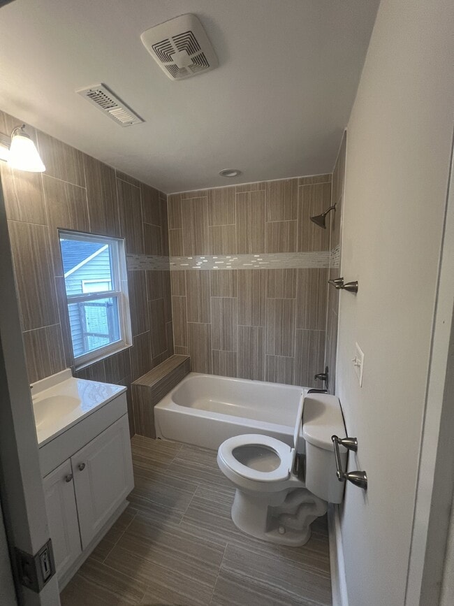Building Photo - Charming 3-Bedroom Home with 3 Full Bathro...