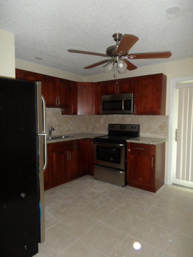 Building Photo - 2724 SW 46th St