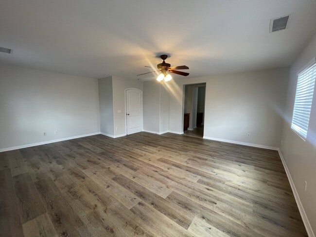 Building Photo - 37280 Parkway Dr