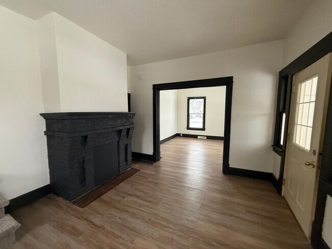 Building Photo - 902 E Kemp Ave