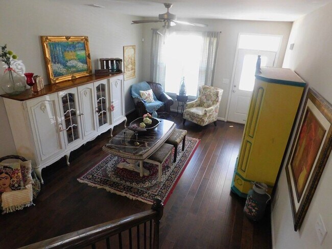 Building Photo - CUTE 4 BEDROOM AVAILABLE NOW