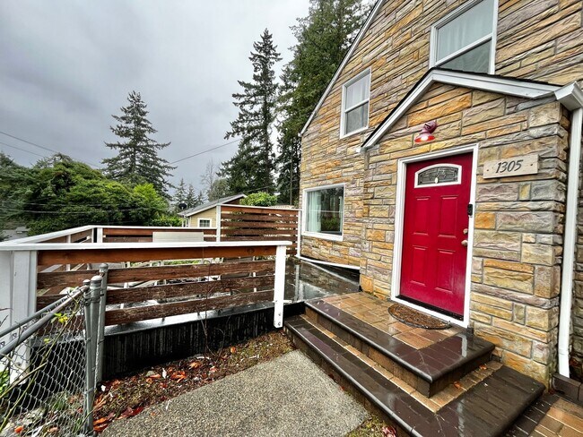 Building Photo - Cozy Bremerton Home on Large Corner Lot