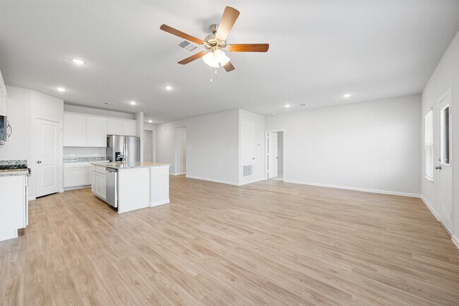 Building Photo - 16743 Needlepoint Dr