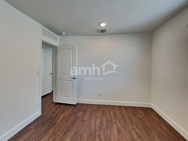 Building Photo - 6127 W Calle Bilboa