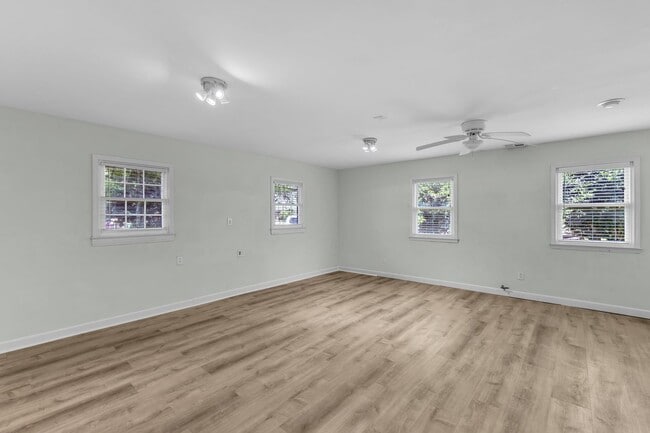 Building Photo - Cute 3/1.5 Close to RTP