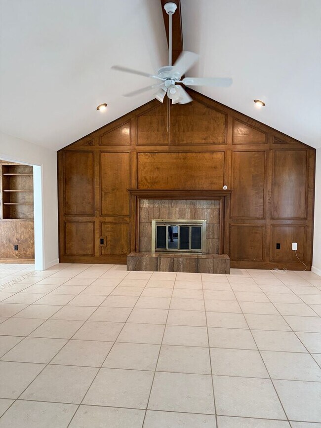 Building Photo - New Listing!