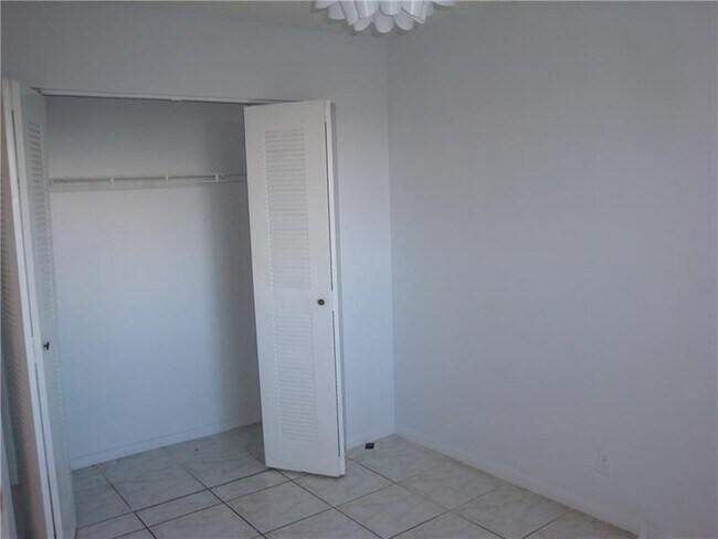 Building Photo - 2226 N Cypress Bend Dr