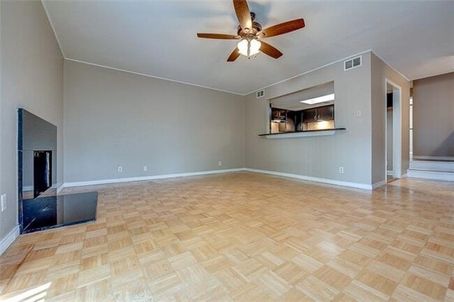 Building Photo - This Townhome is a true gem
