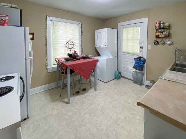 Building Photo - Adorable two-bedroom house on Stinson. Wal...
