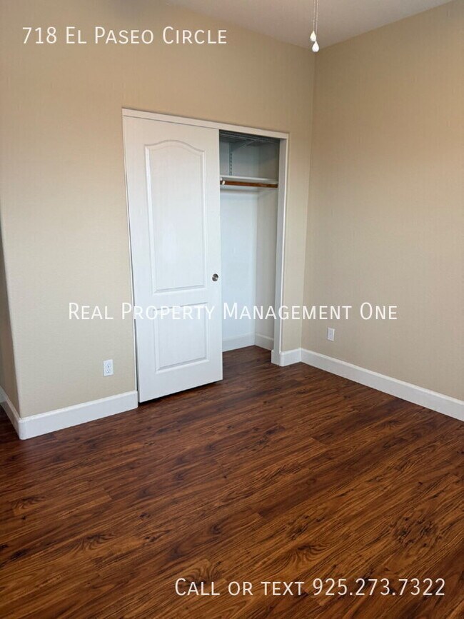 Building Photo - 718 El Paseo Cir