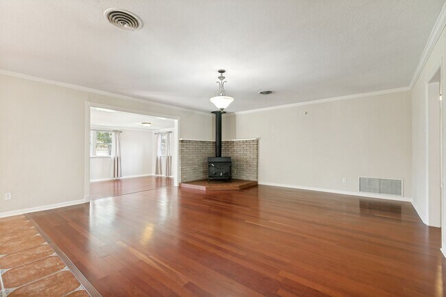 Building Photo - BEAUTIFUL 4-BEDROOM IN SUNSHINE ESTATES