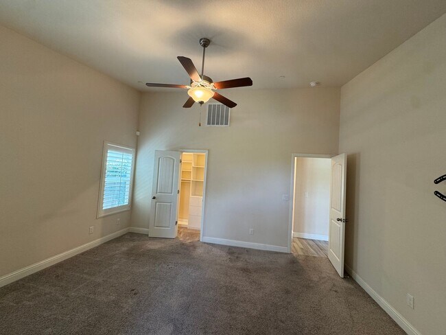 Building Photo - 391 Maclure Ave