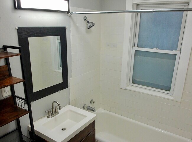 Building Photo - 937 N Ashland Ave