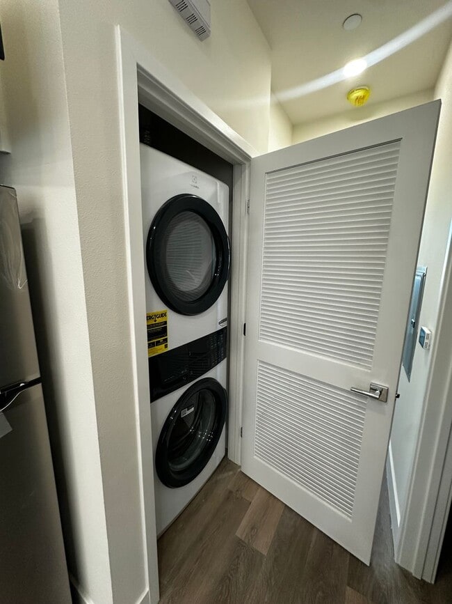 Building Photo - 1015 W 21st St