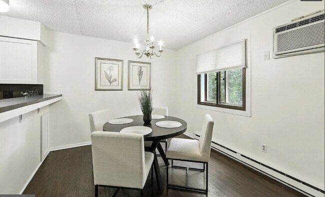 Building Photo - 200 Winding Way