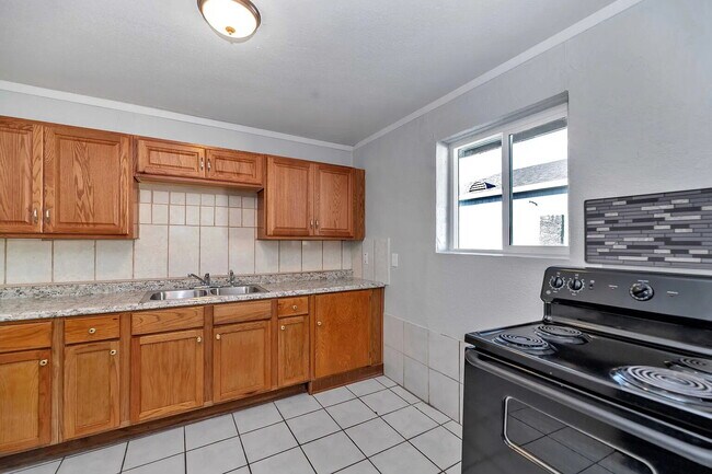 Building Photo - AFFORDABLE 2 BEDROOM HOME IN A CONVENIENT PHOENIX LOCATION OFFERING $250 GIFT CARD MOVE IN INCENTIVE