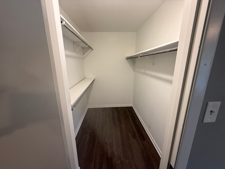 Building Photo - 2907 Greenhills Dr
