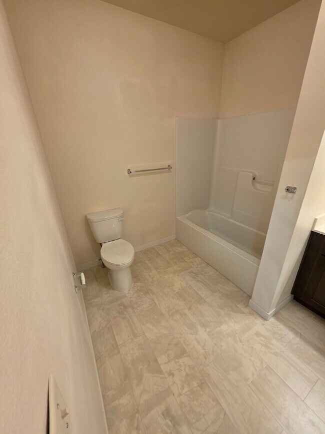 Building Photo - 2 Bedroom | 1 Bathroom 2nd Floor Apartment Available RIGHT NOW!