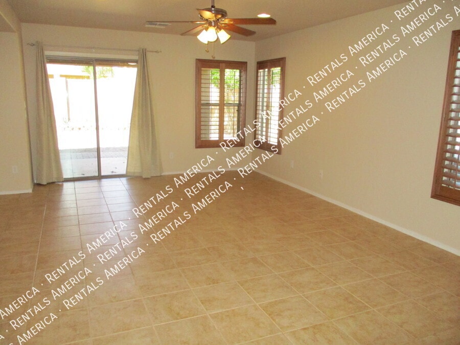 Building Photo - 1364 E Martha Dr
